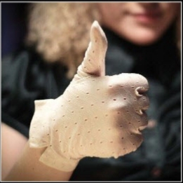 Rankos gestas Nekaltam Žaidėjui arba Civilui (Nykštys į viršų)