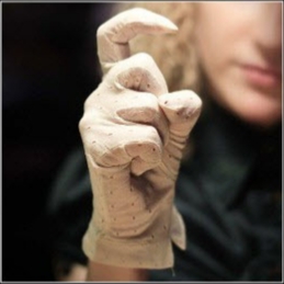 Rankos gestas Klausimui (Atviras delnas, gūžtelėjimas pečiais)